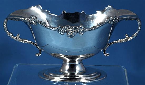 An Edwardian silver two handled double lipped sauce boat, Height 90mm weight: 6.6oz/206grms.